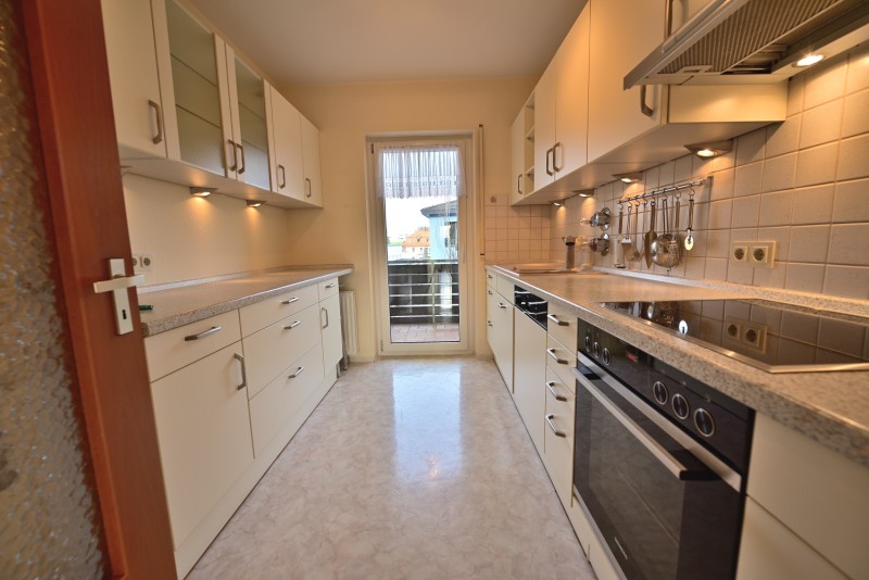 Küche mit Balkon und Einbauküche