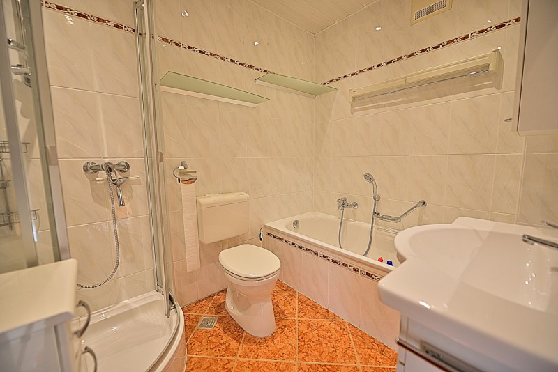 Bad mit Dusche, Wanne und WC