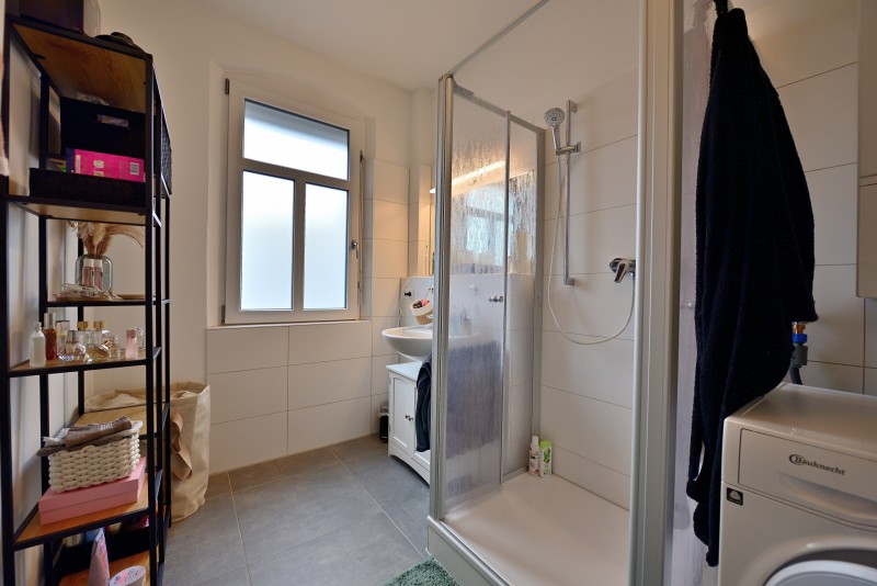 Bas mit Dusche und Fenster