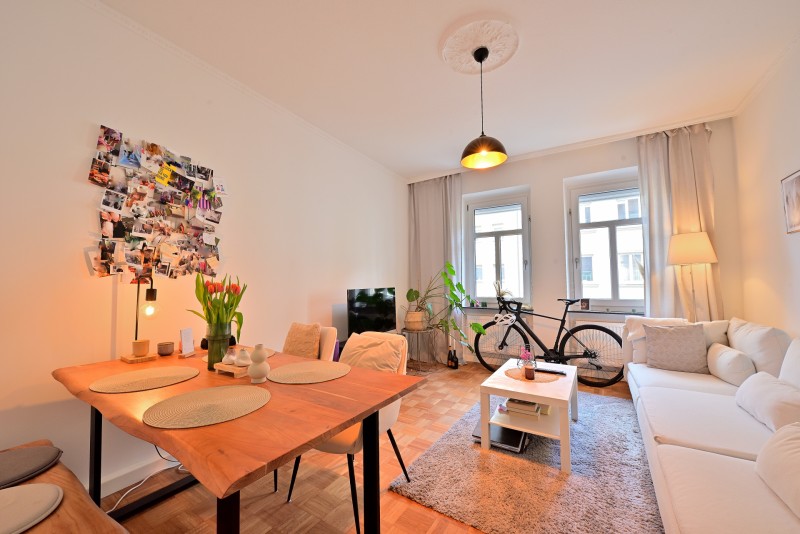 Helle Räume mit Parkettboden