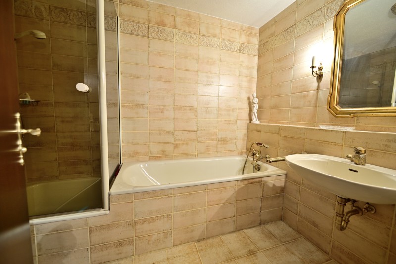 Bad mit Wanne und Dusche